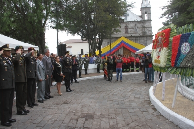 La prefecta subrogante de Imbabura, María Gabriela Jaramillo, acompañada de autoridades civiles y militares, participa en la colocación de ofrendas florales en el monumento a los héroes de la batalla de Ibarra.