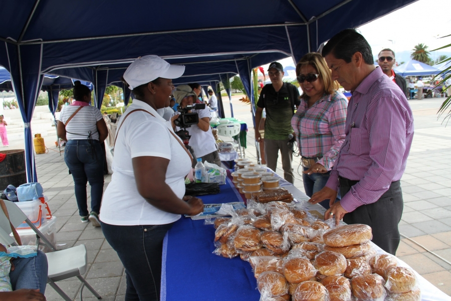 •	El prefecto de Imbabura, Pablo Jurado, y su similar de Esmeraldas, Lucía Sosa, recorren los stands de la feria en el parque Ciudad Blanca de Ibarra. 