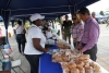 •	El prefecto de Imbabura, Pablo Jurado, y su similar de Esmeraldas, Lucía Sosa, recorren los stands de la feria en el parque Ciudad Blanca de Ibarra. 