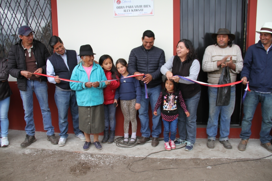 Inauguración de obras en la comunidad Cazarapamba de Intag, con la presencia de las autoridades provinciales, cantonales y parroquiales.