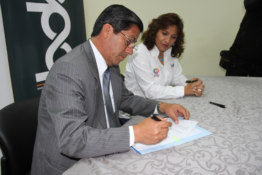 El prefecto de Imbabura, Pablo Jurado, junto a la gerente del Banco de Desarrollo del Ecuador, Verónica Gallardo, durante la firma del convenio para el pago de montos adeudados. 