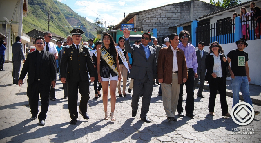 El desfile cívico, en el que participaron delegaciones de seis planteles educativos, fue presidido por las autoridades.