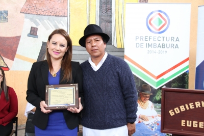 La viceprefecta de Imbabura, María Gabriela Jaramillo, recibió una placa de reconocimiento por su trabajo, por parte del presidente del Gobierno Parroquial de Eugenio Espejo, Segundo Maldonado.
