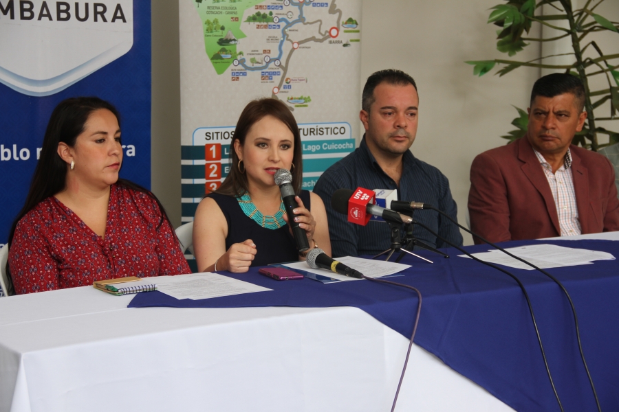 Rueda de prensa en la que la viceprefecta María Gabriela Jaramillo informa sobre el Plan de Señalética Turística en la provincia de Imbabura. 