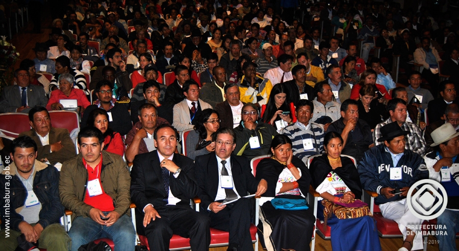 Con gran entusiasmo, hombres, mujeres, niñas, niños, jóvenes, adultos mayores y representantes de varias etnias participaron en este evento, convocado por la Prefectura.