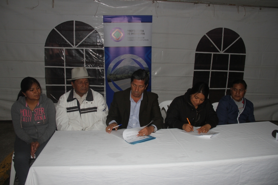 Las autoridades de la Prefectura, Gobierno Parroquial y representantes de la comunidad firman el convenio para llevar a cabo la obra.