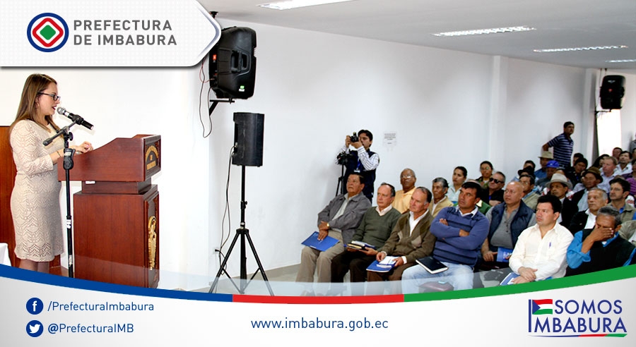La viceprefecta de Imbabura, María Gabriela Jaramillo, realiza la presentación de la consultoría para la elaboración del Plan Provincial de Riego y Drenaje.