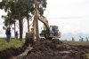 Una excavadora de la Prefectura trabaja en la conformación de un colector de drenaje de agua en el sector de Rumipamba. Esta acción está dirigida a evitar que ocurran inundaciones por el desbordamiento de la acequia. 