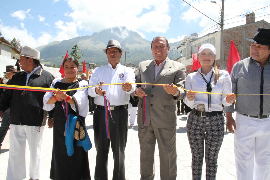 Inauguración de los trabajos de adoquinado en las vías de Miguel Egas Cabezas.