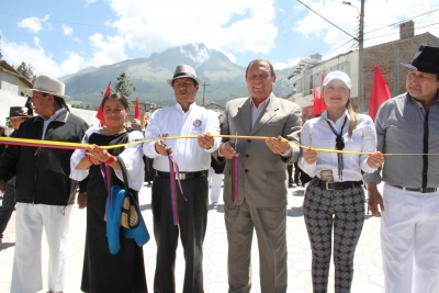 Inauguración de los trabajos de adoquinado en las vías de Miguel Egas Cabezas.