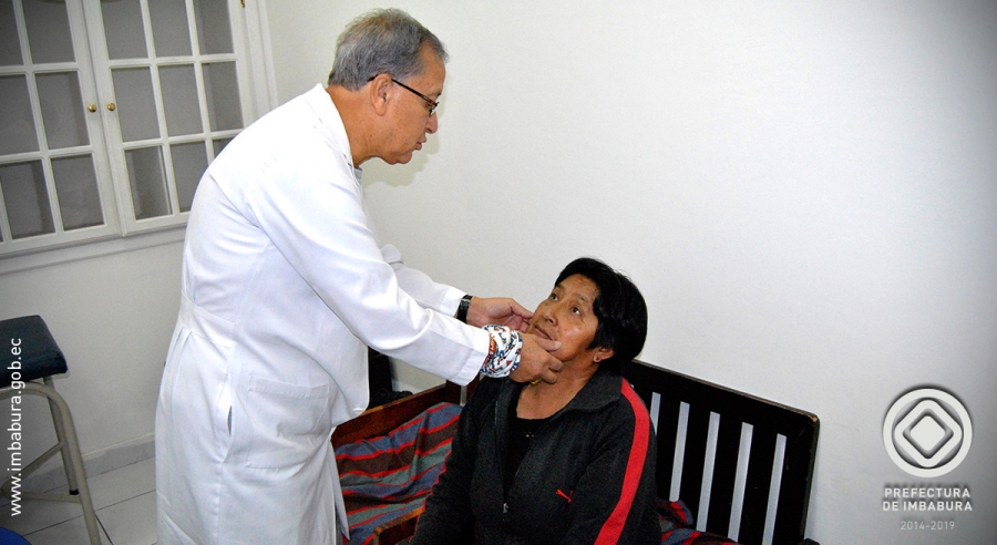 Personal médico de la Fundación Ecuatoriana Psoriasis brinda atención en esta jornada de solidaridad. 