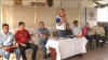 Wilson Reyes, director de Planificación de la Prefectura, entrega el documento referente a las líneas que deben seguirse para construir el desarrollo.