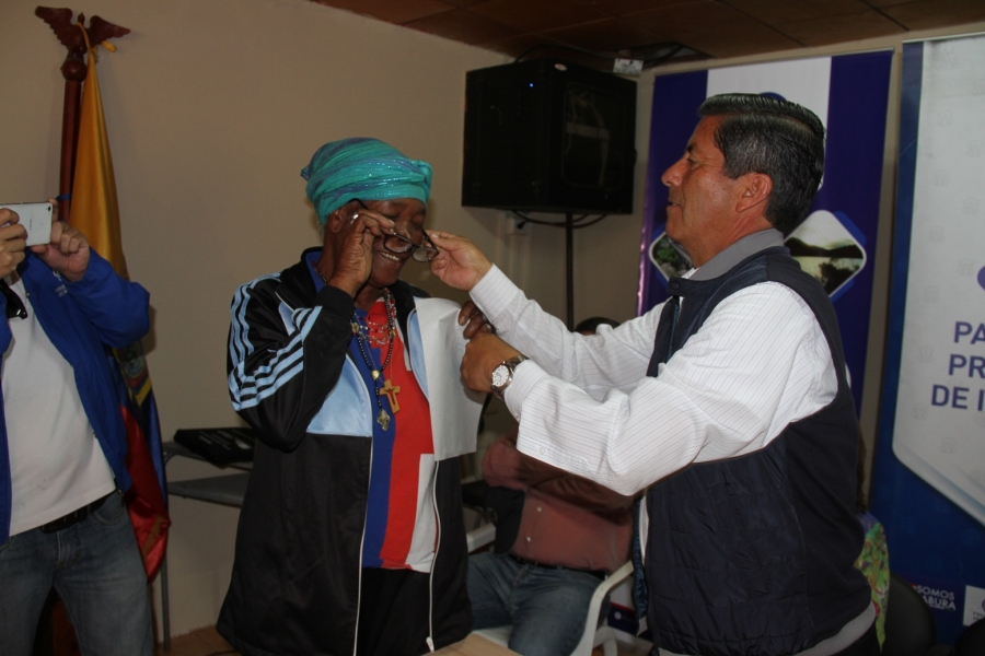 Autoridades de la Prefectura y Patronato Provincial durante la entrega de los lentes en Ambuquí.