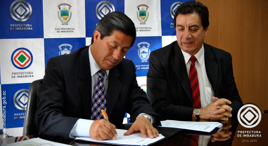 El Prefecto de Imbabura, Pablo Jurado, y el Rector de la UTN, Miguel Naranjo, firman el convenio de cooperación interinstitucional