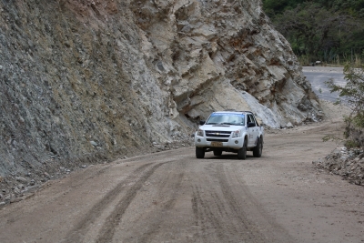 La Prefectura mejoró y amplió un camino alterno en el sector El Infiernillo para que los habitantes puedan movilizarse mientras se construyen obras de infraestructura en la vía principal.