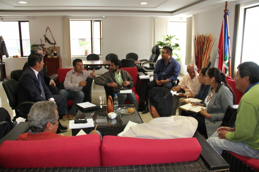 En una reunión, realizada en el mes de marzo, el Prefecto Pablo Jurado y los presidentes de los gobiernos parroquiales de Intag acordaron poner en práctica un cronograma de trabajo en el área vial, con el propósito de atender a todas las parroquias. 