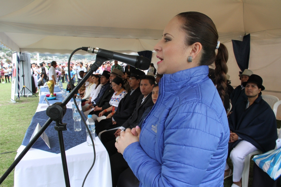 La viceprefecta María Gabriela Jaramillo saluda a las delegaciones deportivas. Destaca además la importancia de este encuentro que refleja la cultura de los pueblos. 