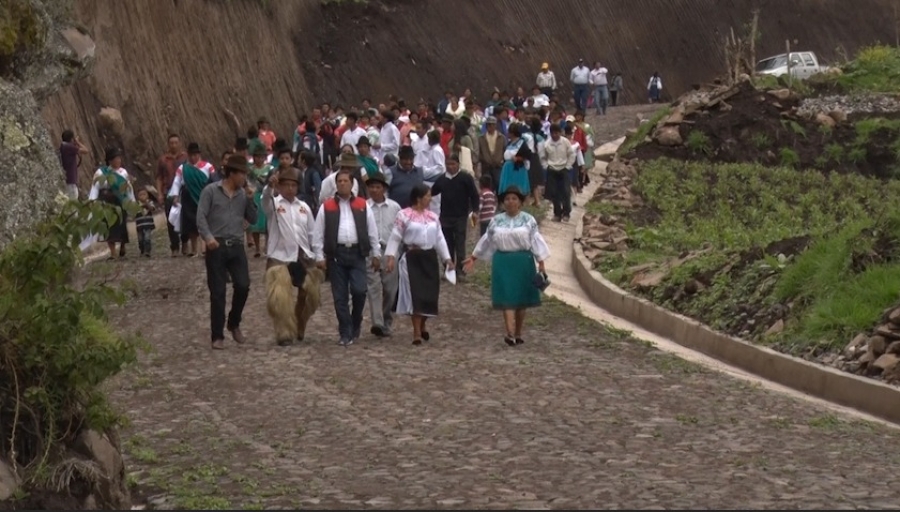 Acto de inauguración de la vía empedrada Angochagua Tanque de Agua