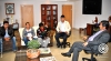  El Prefecto de Imbabura, Pablo Jurado, explica a los moradores de la parroquia San Francisco de Sigsipamba el proyecto de mejoramiento vial en esta zona.