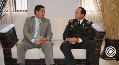 El Prefecto de Imbabura, Pablo Jurado, dialoga con el nuevo Comandante de Policía de la Sub Zona de Imbabura, Edgar López, sobre planes de trabajo a favor de la seguridad.