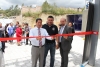 En las instalaciones de la empresa Fabrinorte, el prefecto de Imbabura, Pablo Jurado, entrega la licencia ambiental a su gerente.