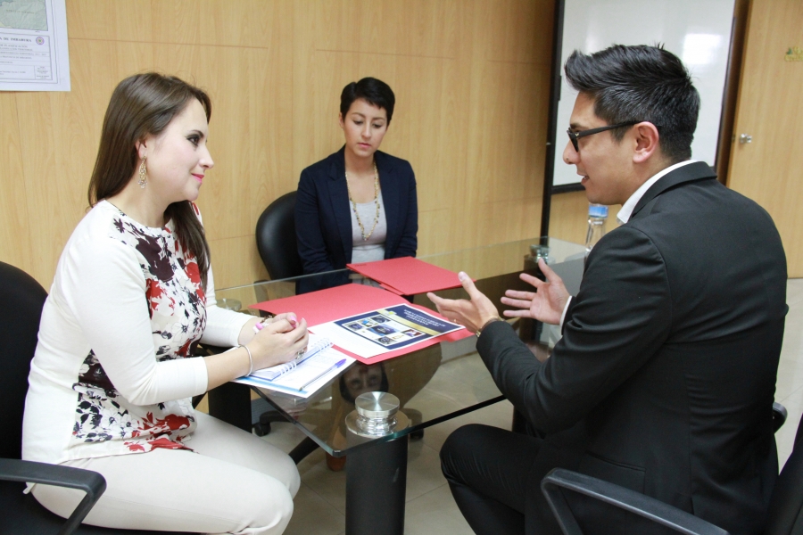 La viceprefecta, María Gabriela Jaramillo, recibió a Javier Cabrera, diseñador imbabureño.
