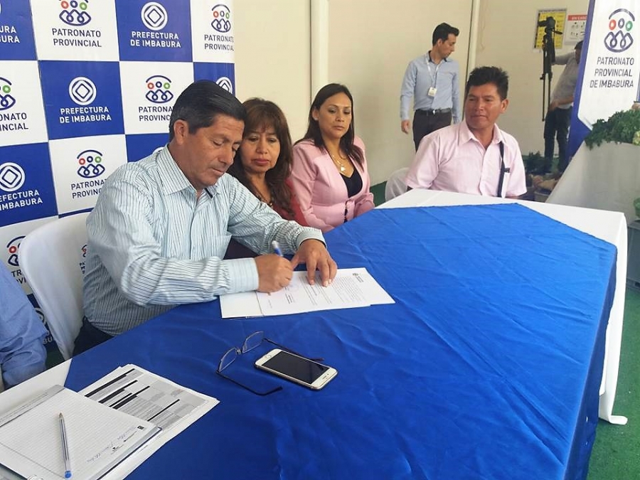 Firma de convenio entre las autoridades de la Prefectura, representante del PMA y productores agrícolas