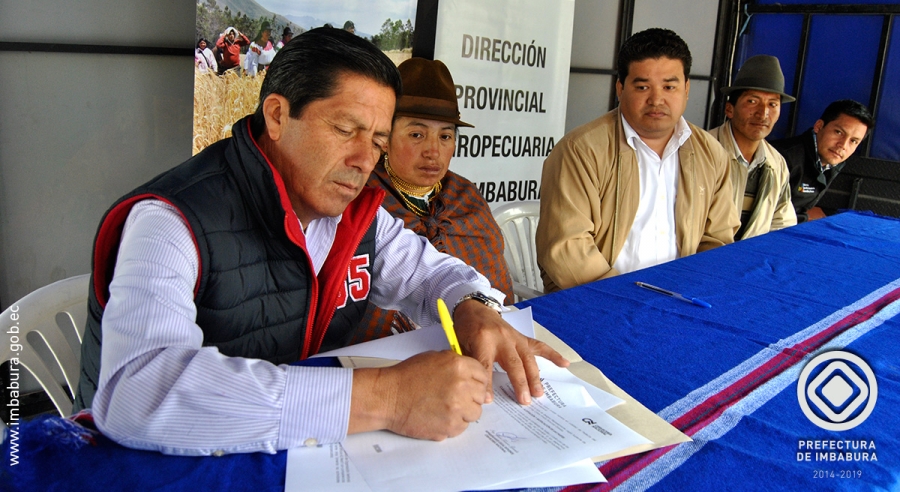 El prefecto de Imbabura, Pablo Jurado, y el representante de la empresa Cervecería Nacional, Carlos Guadamud, firman un acuerdo para apoyar a los agricultores