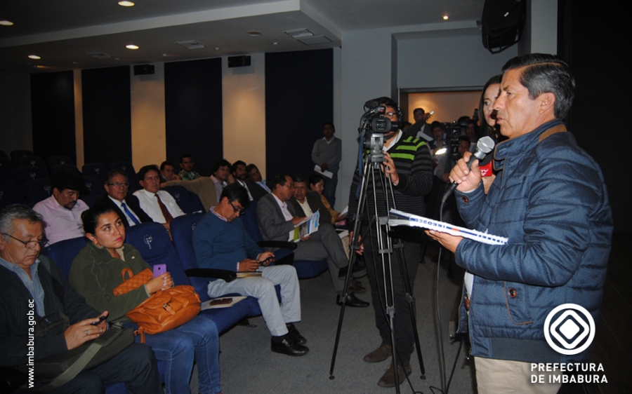 El prefecto Pablo Jurado durante la reunión de autoridades de Imbabura para definir las estrategias en defensa de Las Golondrinas.