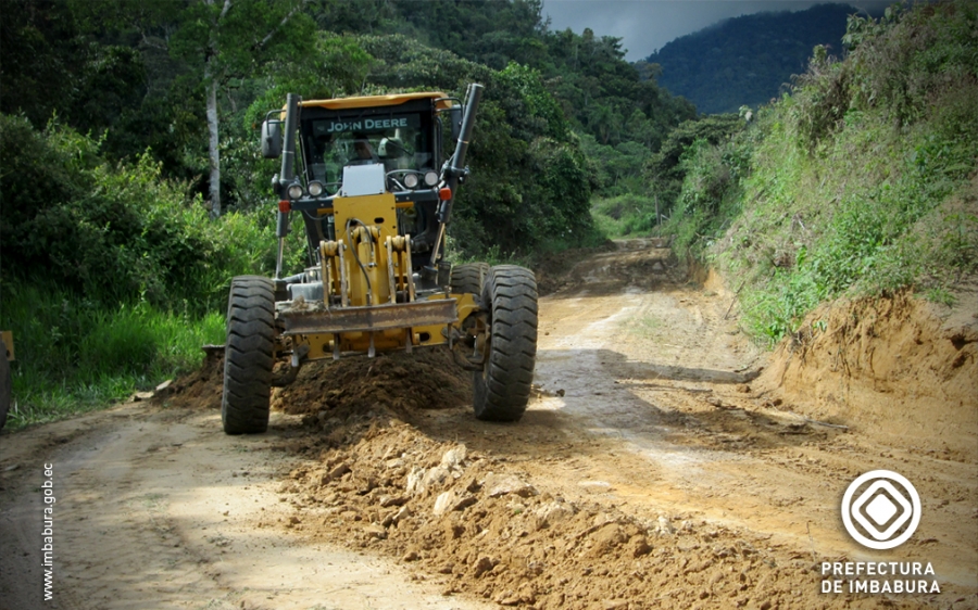 En la comunidad Chalguayacu de la parroquia García Moreno, zona de Intag, maquinaria de la Prefectura  rehabilita los caminos destruidos. 