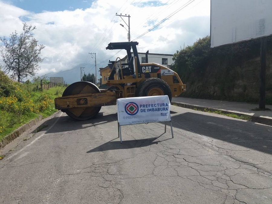 La vía Otavalo – Quichinche está en el grupo de obras que se ejecutan. El reasfaltado permite desaparecer los baches.
