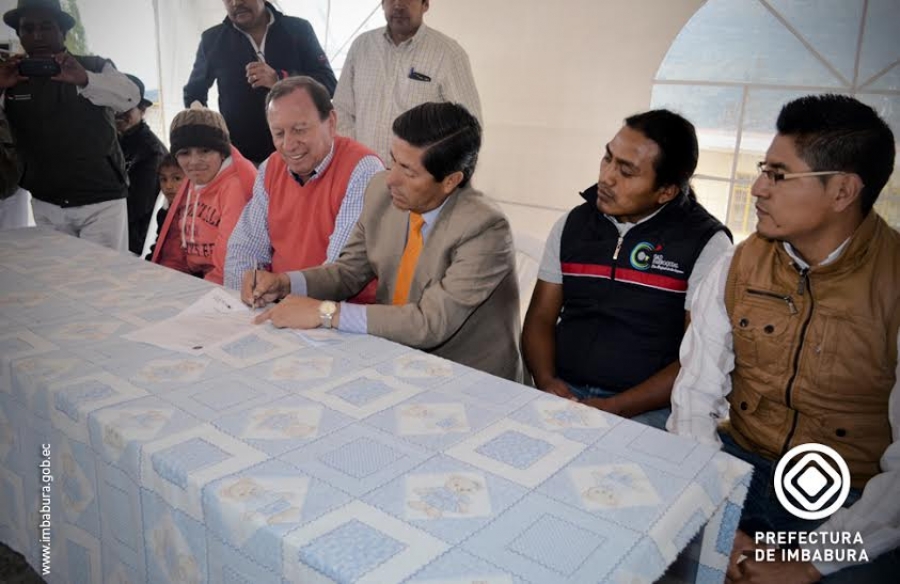 Firma de contrato para ejecución de obra de adoquinado. Participan las autoridades de la provincia, cantón y parroquia. 