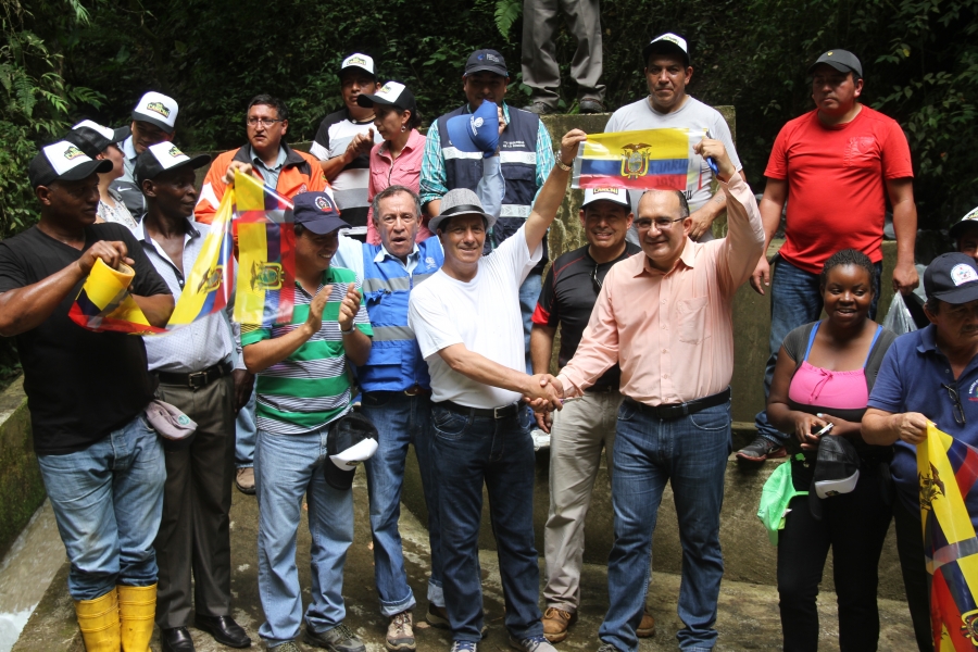 Con gran satisfacción, pobladores y autoridades de las prefecturas de Imbabura y Carchi inauguraron la primera etapa del sistema de riego en la comunidad Tablas del Carchi.