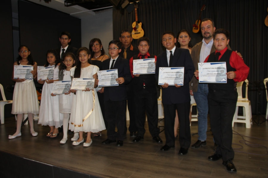 Clausura del taller de música dictado por el maestro Dionisio Terán, en el auditorio de la Prefectura.