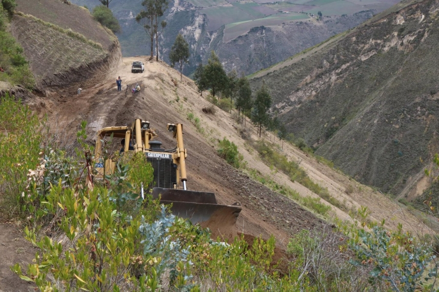 El equipo pesado de la Prefectura en plena operación en la vía Peñaherrera – Rumipamba.