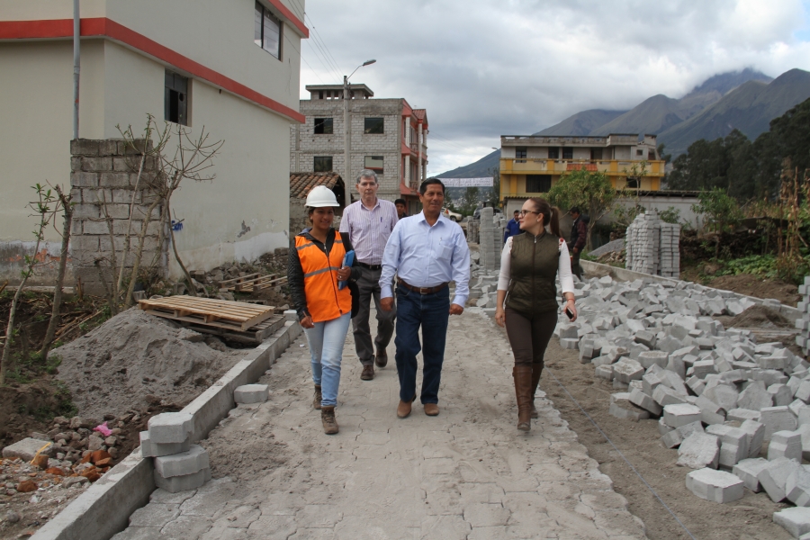 Recorrido de obras, por parte de las autoridades de la Prefectura, en la parroquia San Pablo de Lago.