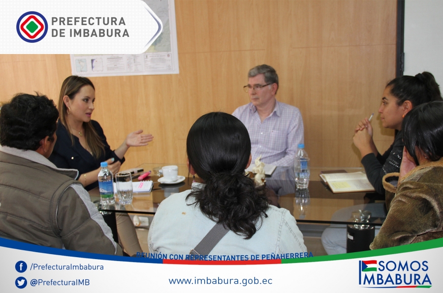 En su despacho, la viceprefecta María Gabriela Jaramillo se reunió con los representantes de la parroquia Peñaherrera de Intag. 