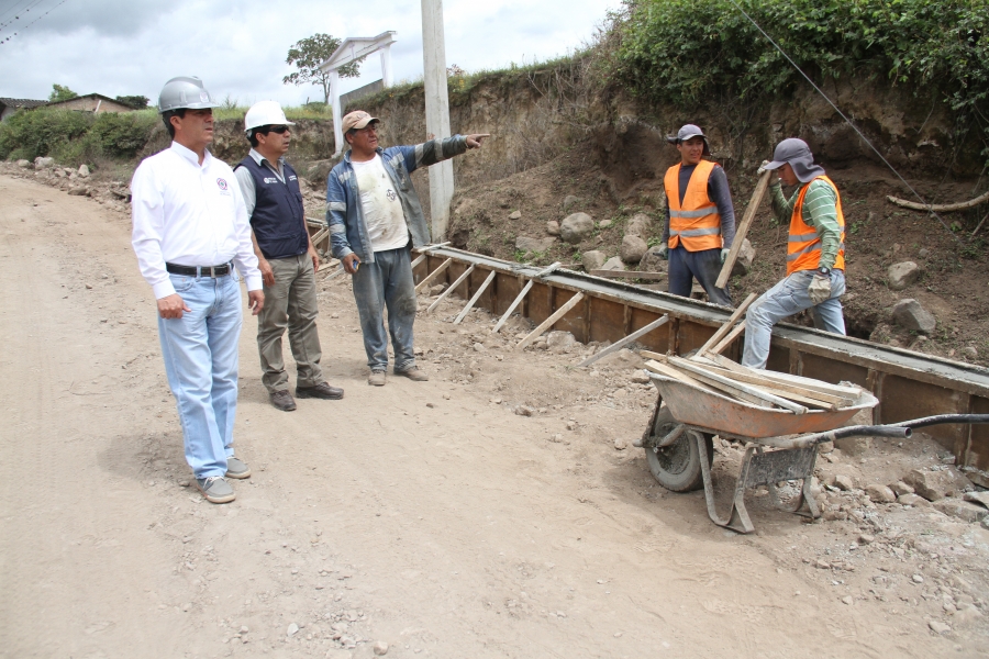En el barrio Santo Domingo de San Antonio, el prefecto Pablo Jurado verifica los avances de los trabajos de adoquinado.
