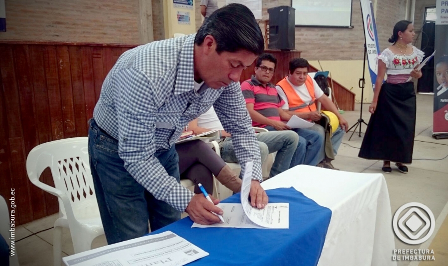 PIE DE FOTO: El prefecto de Imbabura, Pablo Jurado, firma el contrato para ejecutar las obras viales.