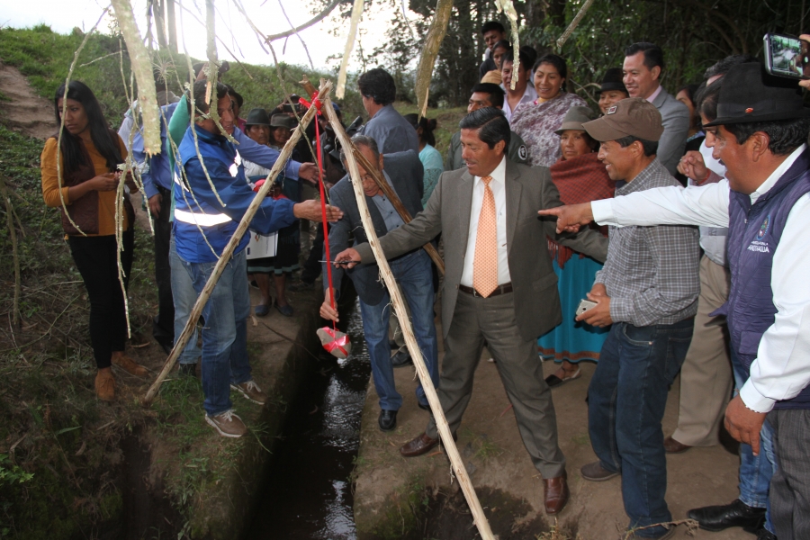 Colocación de la primera piedra en la obra de rehabilitación del sistema de riego San Francisco Grande.