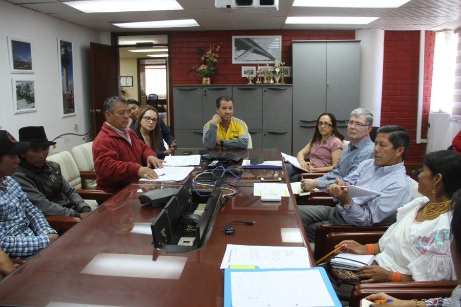 Autoridades de la Prefectura, Gobierno Parroquial, el gerente de UNACEM y líderes comunitarios durante la reunión mantenida para definir aportes económicos dirigidos a ejecutar la obra vial.