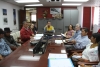 Autoridades de la Prefectura, Gobierno Parroquial, el gerente de UNACEM y líderes comunitarios durante la reunión mantenida para definir aportes económicos dirigidos a ejecutar la obra vial.