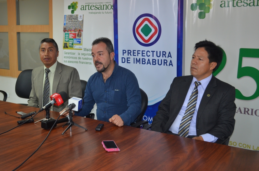 Lenin Meneses, presidente de la cooperativa “Artesanos” (derecha), Fausto Giraldo, subdirector de Turismo, Cultura y Artesanías y Jorge Paspuezán presidente de la cooperativa “Artesanos”, durante la rueda de prensa.