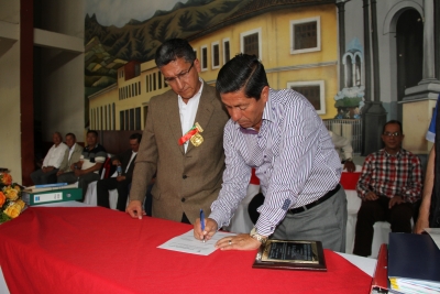 El Prefecto Pablo Jurado y el presidente de la Junta de Riego La Victoria, Jaime Pineda,  durante la entrega de materiales para el mejoramiento de la distribución de agua hacia las parcelas agrícolas.
