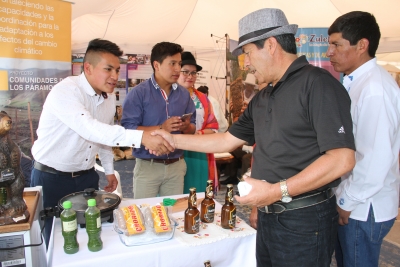 El prefecto de Imbabura, Pablo Jurado, recorre los estands de la feria artesanal y gastronómica.