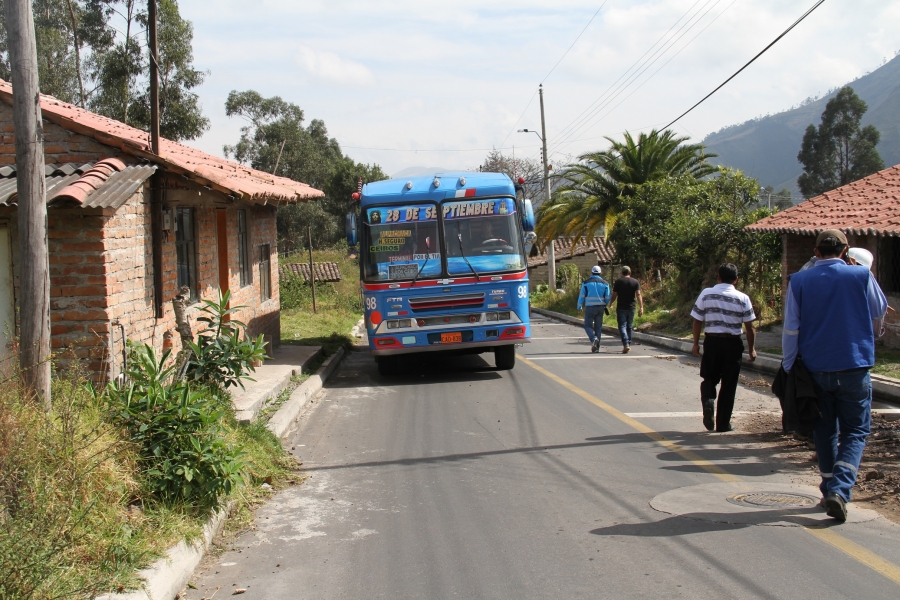 El asfaltado de la vía Los Ceibos – El Tejar – Santa Rosa – La Esperanza es una de las obras emblemáticas del cantón Ibarra. La Prefectura, la Municipalidad de Ibarra y EMAPA-I destinaron  recursos para su ejecución.