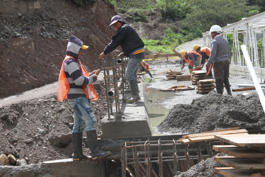 Trabajos de construcción del puente sobre el río Mataquí.