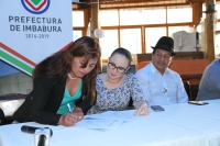 La prefecta subrogante de Imbabura, María Gabriela Jaramillo, formaliza la entrega de recursos económicos no reembolsables a los emprendedores turísticos de Araque.