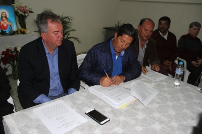 Las autoridades de la Prefectura de Imbabura y Municipio de Ibarra firman el convenio para cooperar en este trabajo.