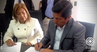 Los prefectos de Imbabura y Esmeraldas, Pablo Jurado y Lucía Sosa, respectivamente, durante la firma de los acuerdos.